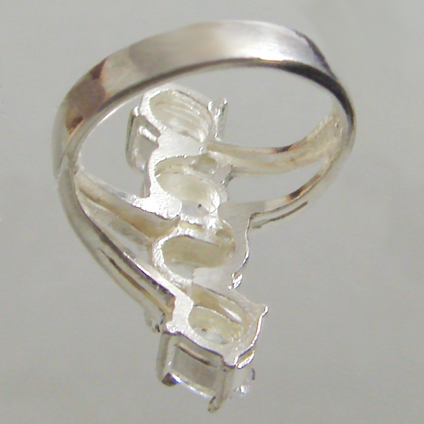 (r1199)Anillo de plata con zirconias ovales.